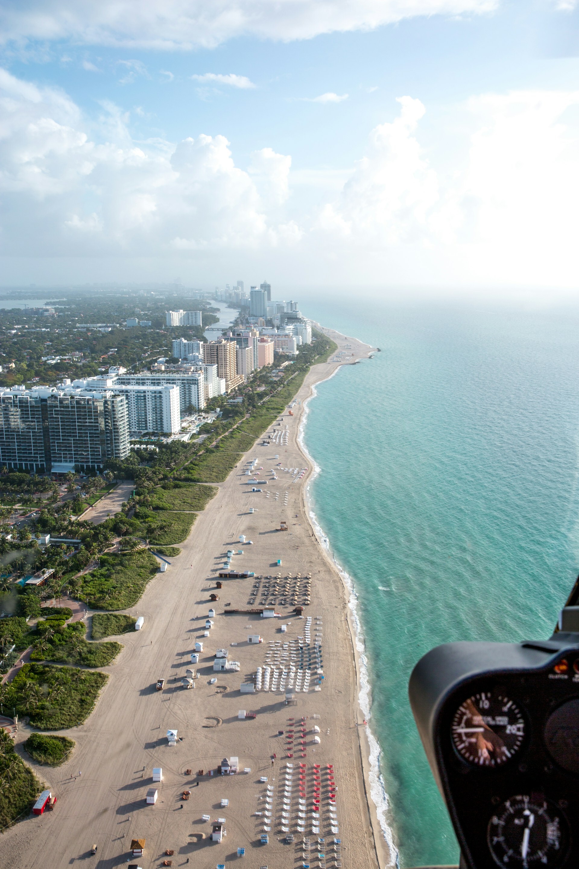 Uitzicht over de kustlijn van Miami Beach vanuit een helikopter.