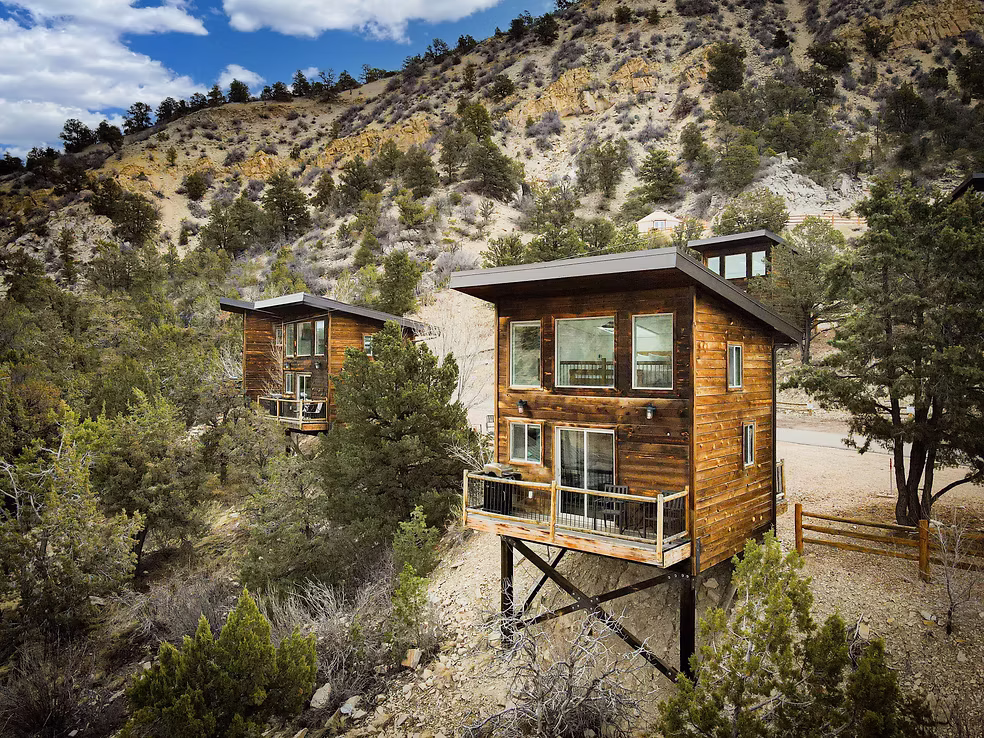 Exterior van een Treetop cabins at East Zion Resort op de zijkant van een heuvel