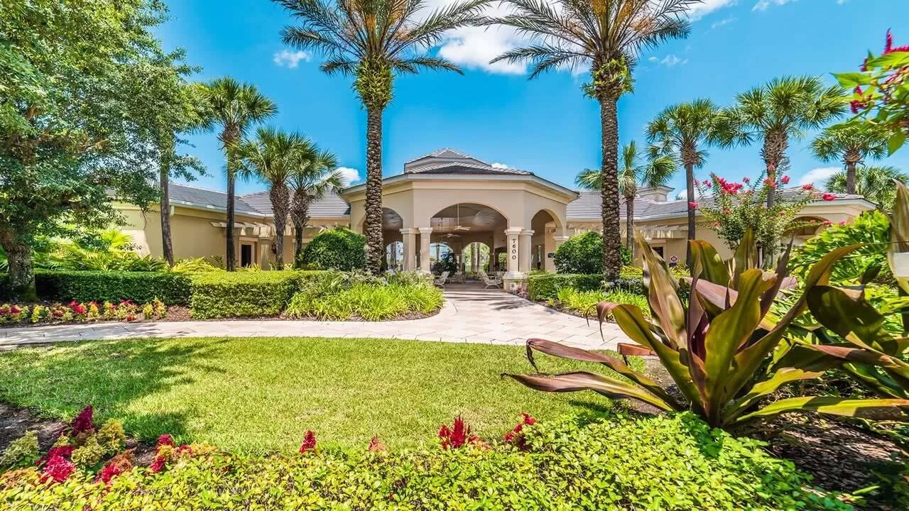 De entree met palmentuin op het Windsor Hills Resort in Orlando Florida