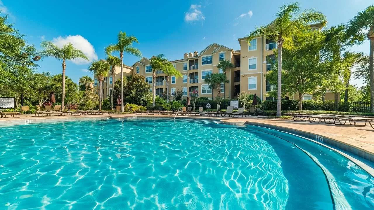 Zwembad en condo's in Windsor Hills vakantiepark.