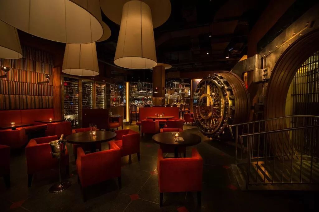 Bar in het Hotel The New Yorker met als ingang een kluisdeur