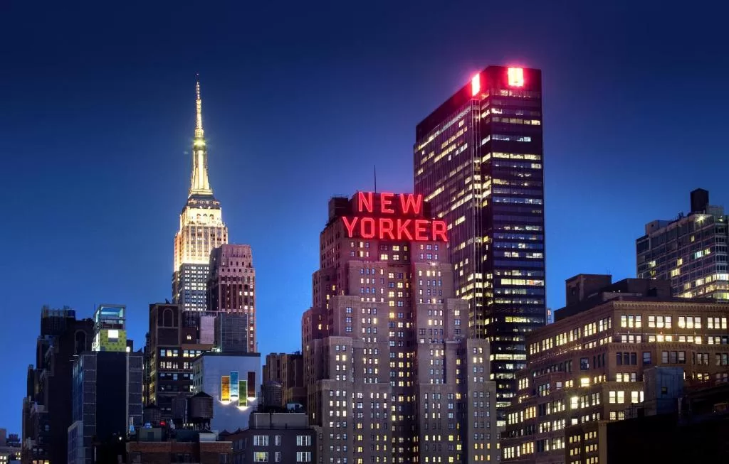 Verlichte exterior van het Hotel The New Yorker