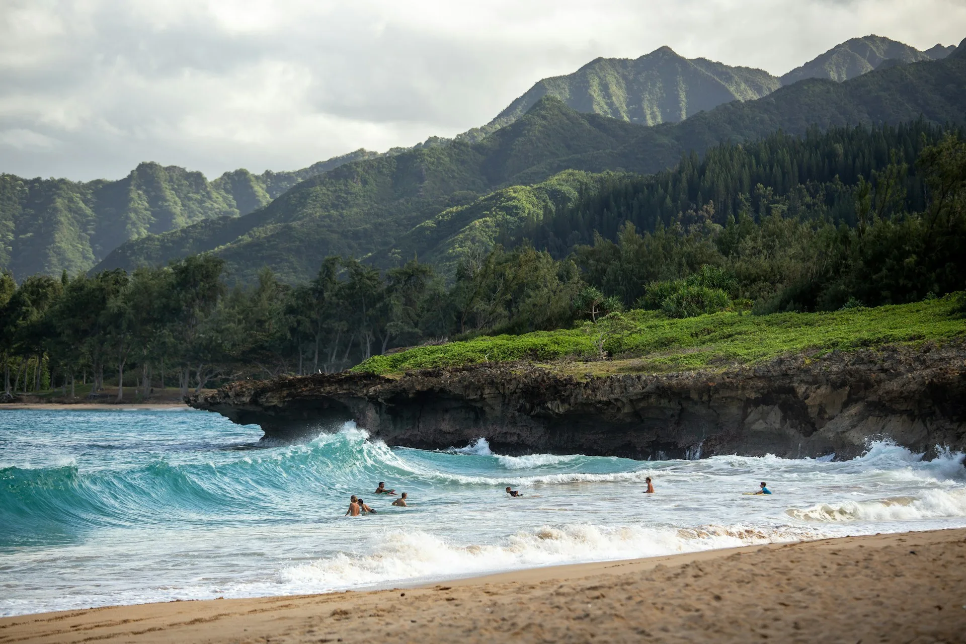 Hoge Golven aan de North Shore van Oahu, Hawaii.