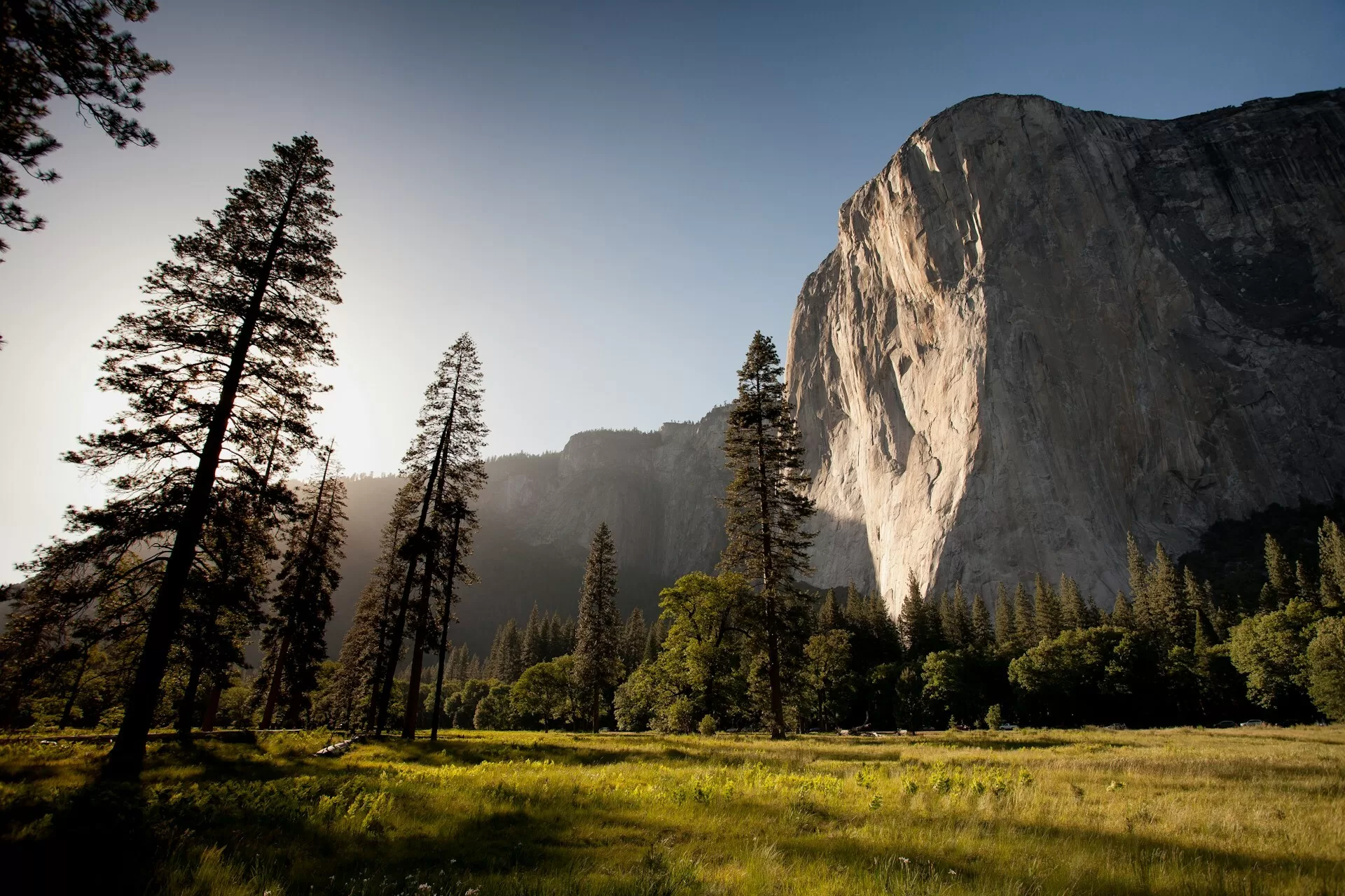 El Capitan in Yosemite National Park, een imposante granieten rotsformatie boven de vallei