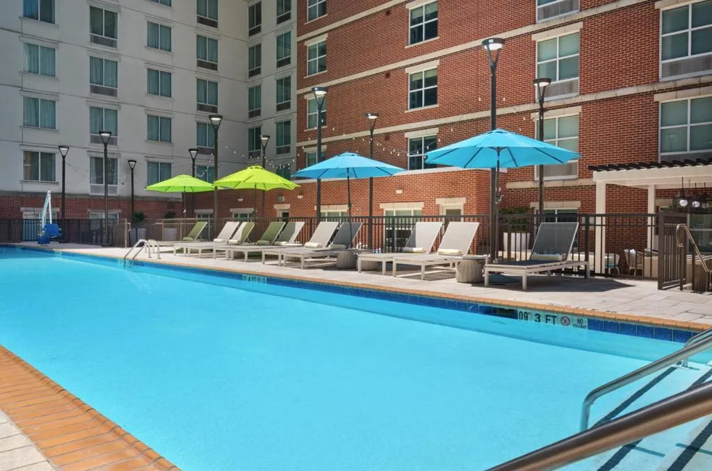 Ligbedjes met parasols aan het buitenzwembad bij het Hotel Hilton Garden Inn Atlanta Midtown