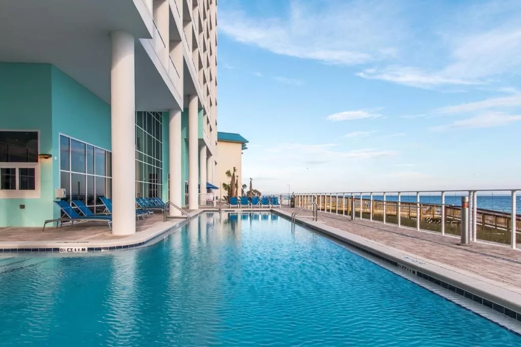 Ligbedjes aan het buitenzwembad bij het Hotel Hampton Inn Suites Panama City Beach Beachfront