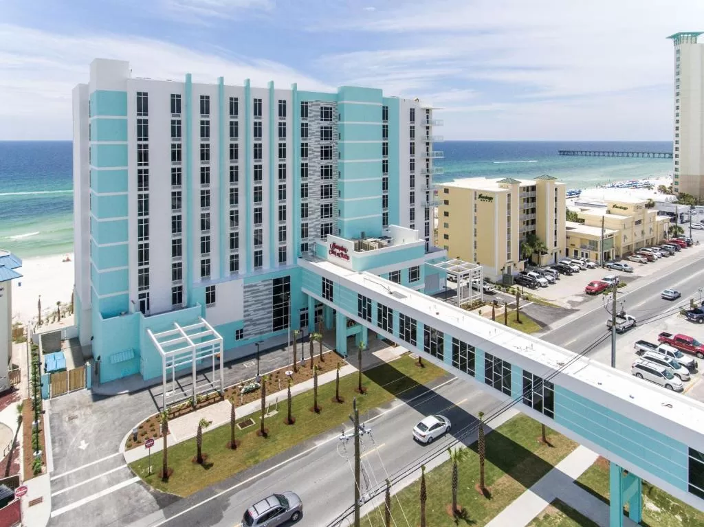 Exterior van het Hotel Hampton Inn Suites Panama City Beach Beachfront aan het strand