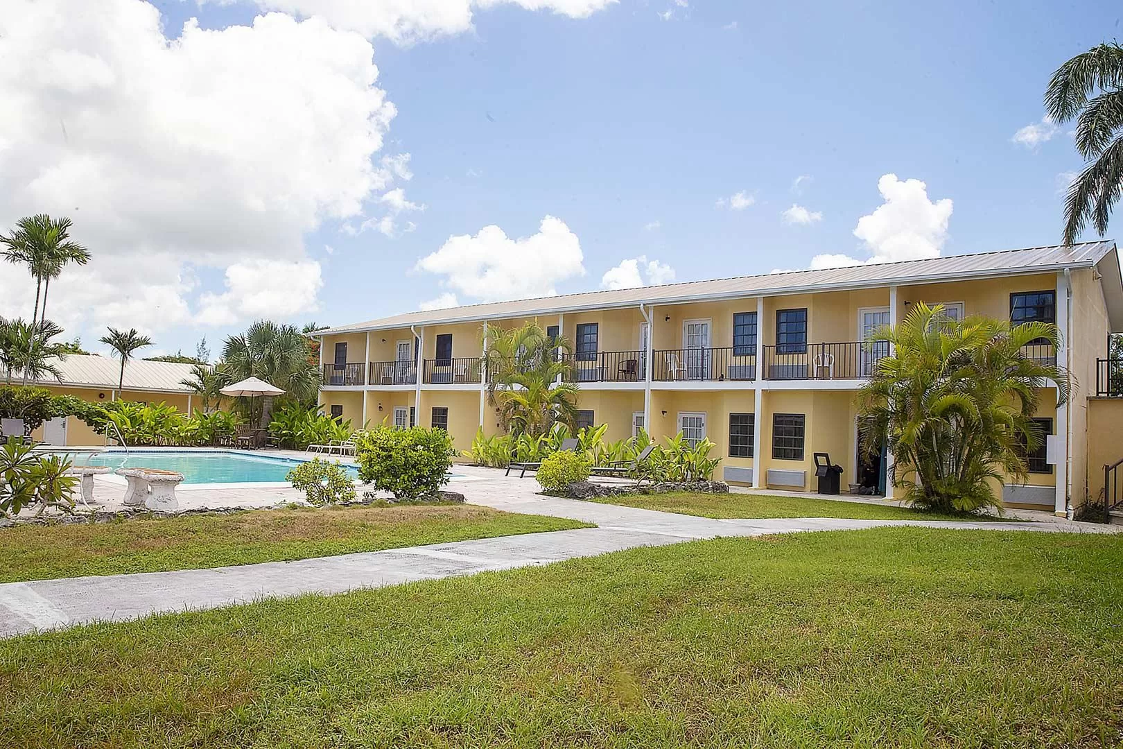 Exterior van het Hotel Orange Hill met het buitenzwembad