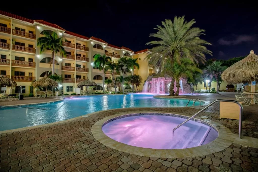 Buitenzwembad met jacuzzi bij het Hotel Eagle Resort