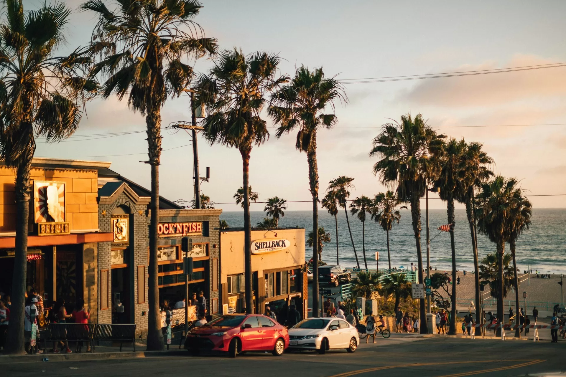 Winkeltjes en palmen in de avondzon bij het strand van Los Angeles