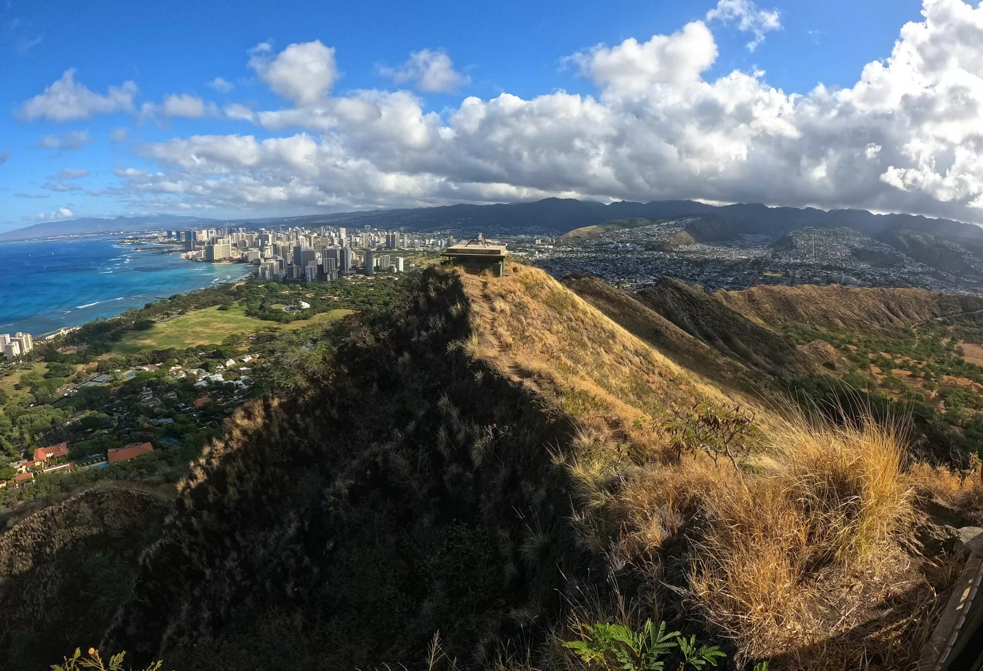 Diamond Head met Honolulu op de achtergrond