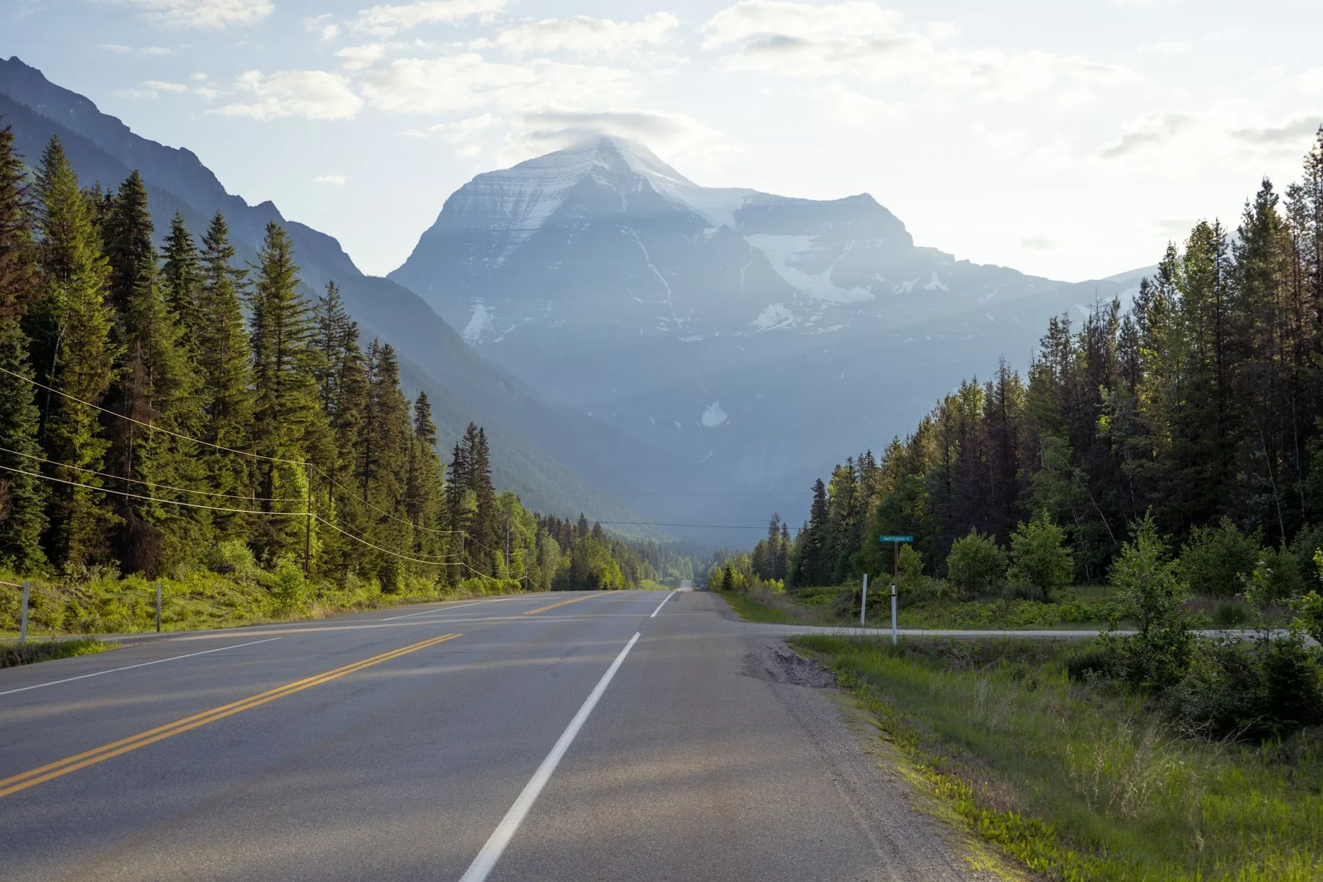 Een weg die onderdeel is van de Icefields Parkway in Alberta