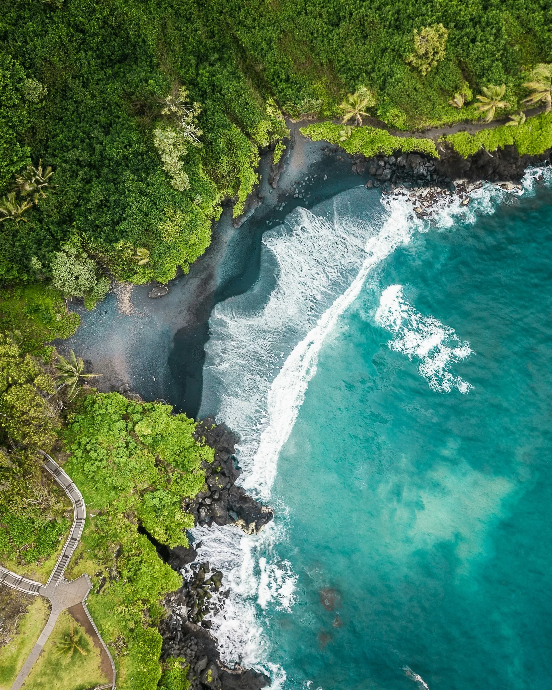 Luchtfoto van Black Sand Beach op Maui, Hawaï, met zwart zand en de oceaan zichtbaar vanaf boven