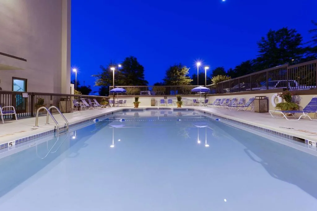 Buitenzwembad bij het Hotel Hampton Inn Charlottesville