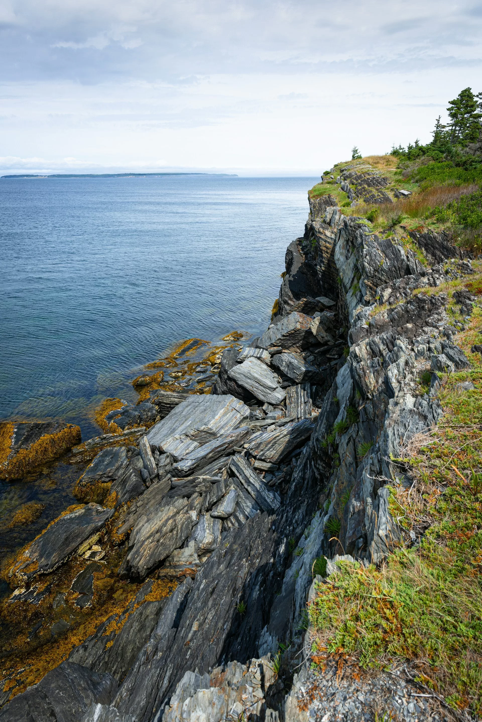 Rotsen naast de kust van de Lighthouse Route in Nova Scotia