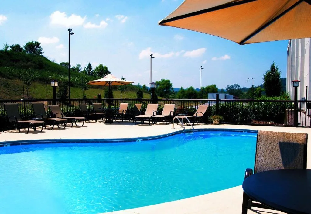 Buitenzwembad van het Hotel Hampton Inn Kingsport
