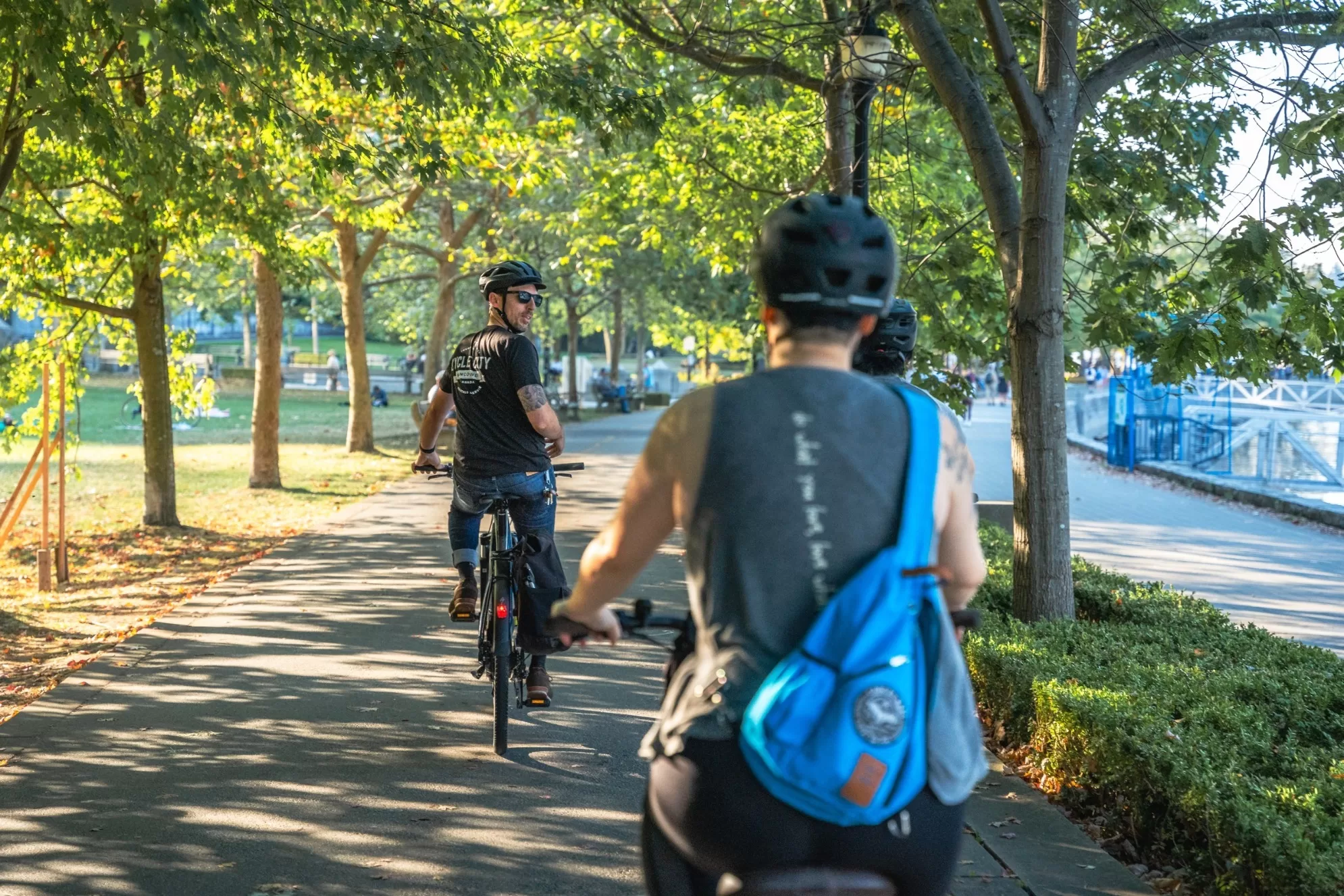 Vancouver Bike Tours met mensen die fietsen op een zonnige dag door de stad