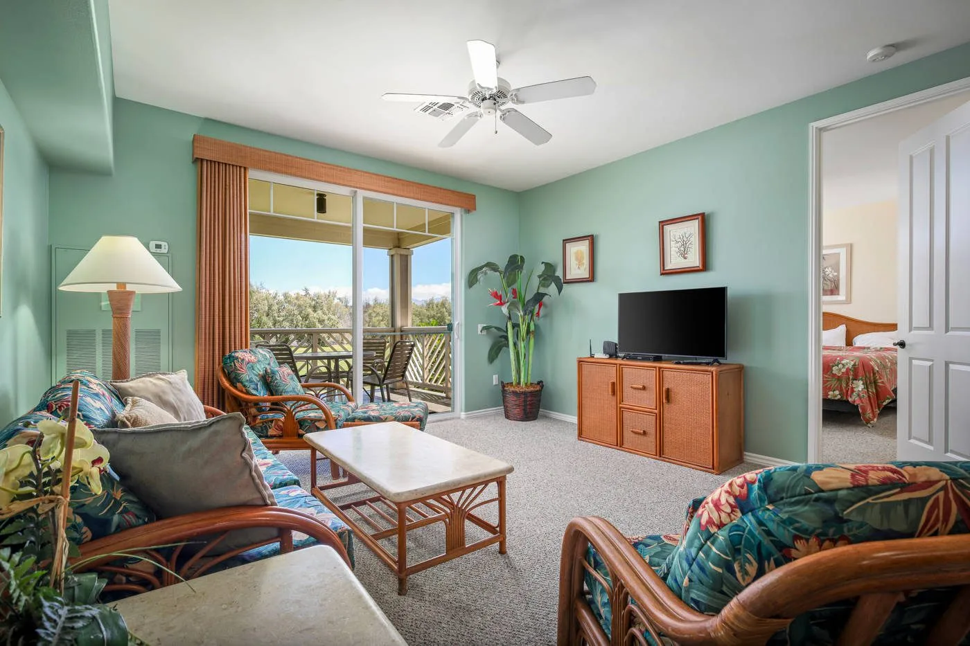Een woonkamer met balkon in een appartement van het Fairway Villas by OUTRIGGER Waikoloa