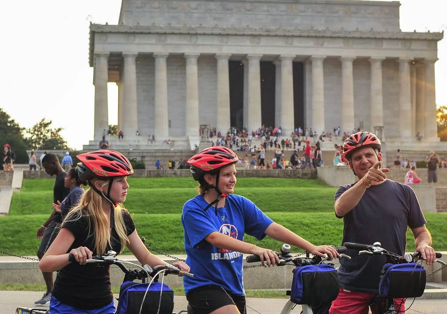 Lincoln Memorial in Washington D.C. op de achtergrond, met drie mensen en een fiets op de voorgrond