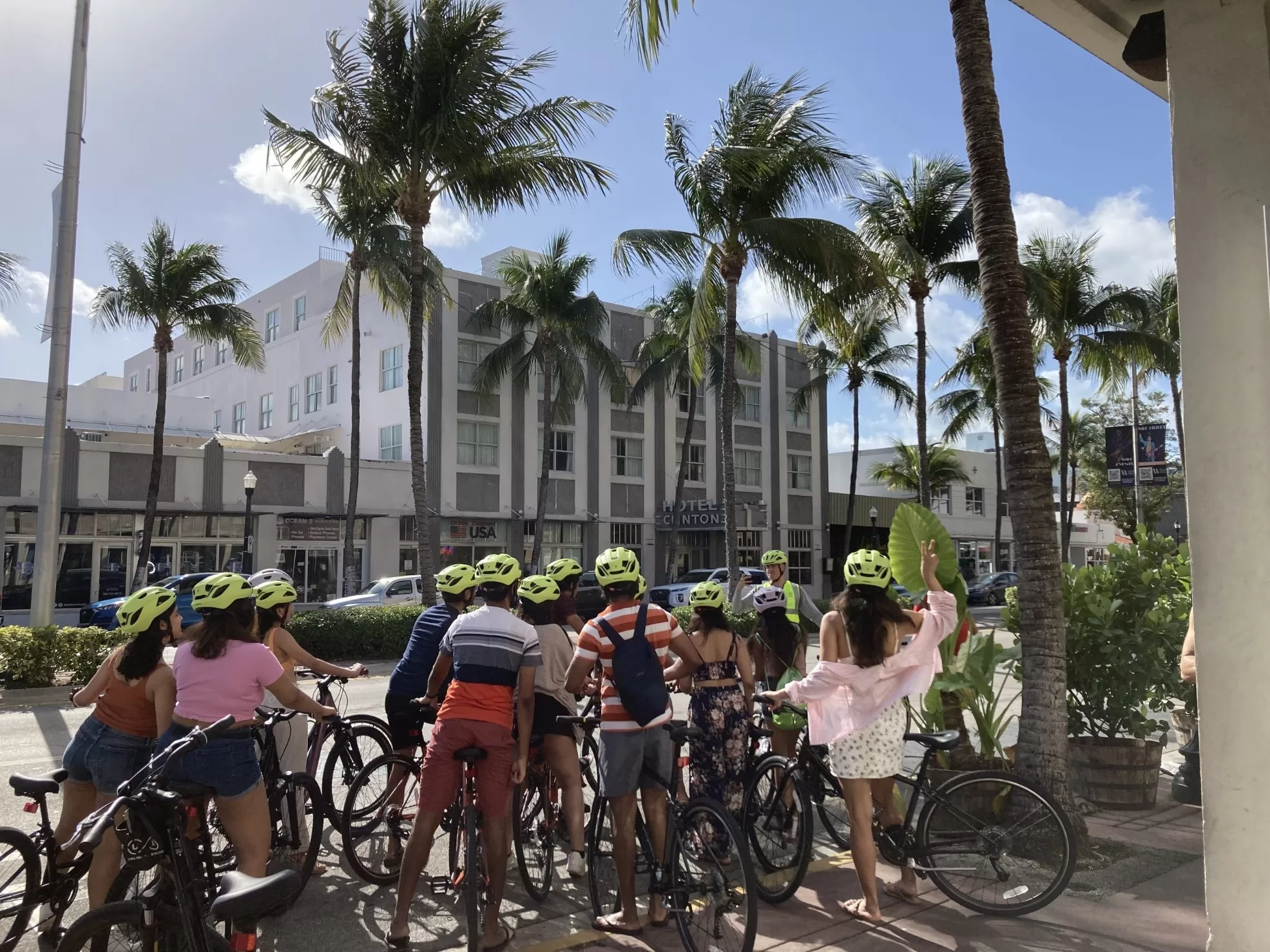 Mensen staan stil met fietsen in de hand bij Unlimited Biking, klaar voor een fietstocht in de stad