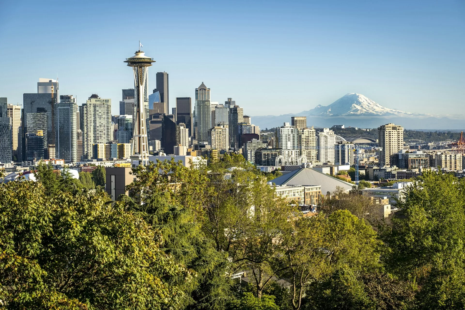 De skyline van Seattle met Mount Rainier op de achtergrond