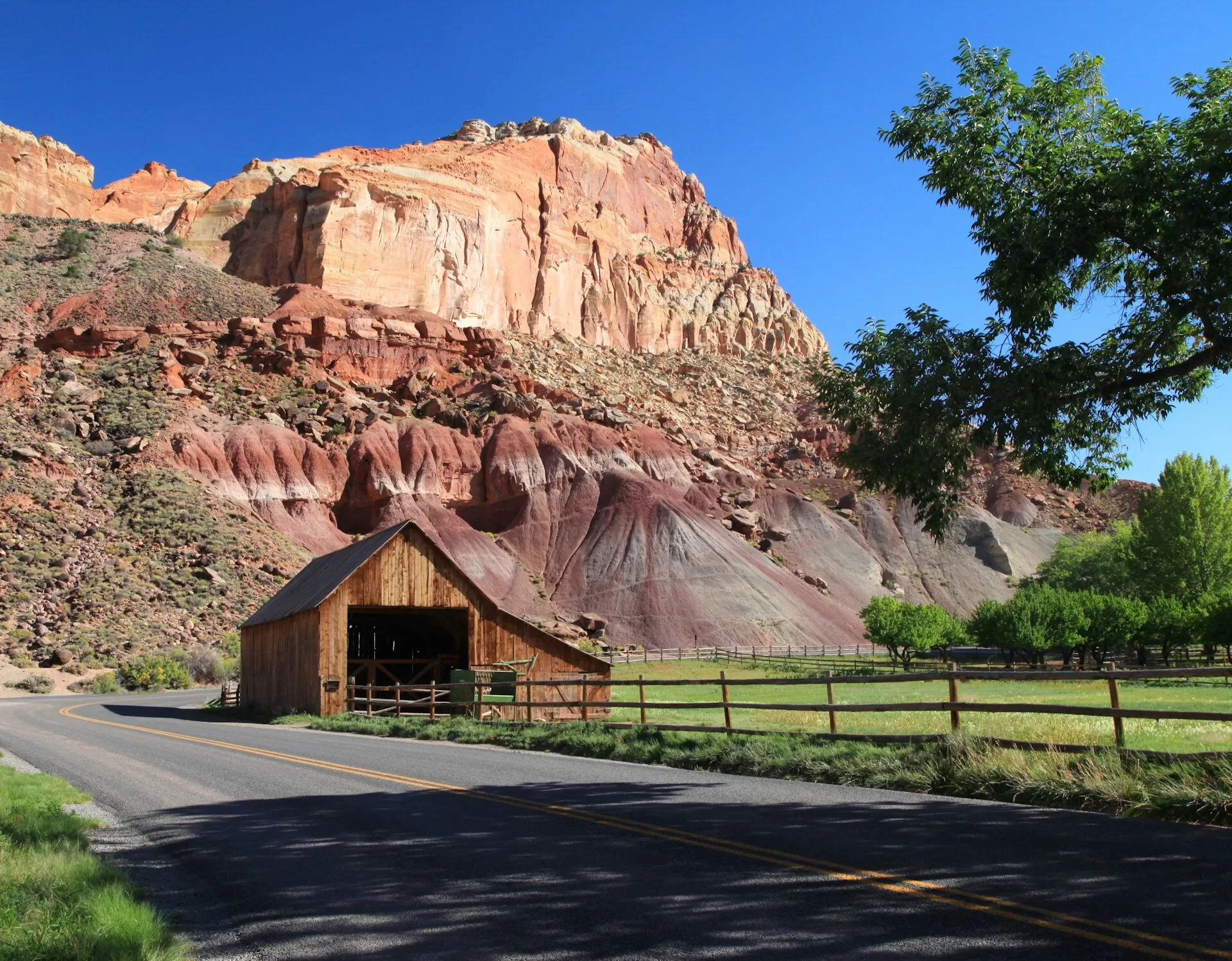 Houten barn aan de weg in Capitol Reef National Park in Utah