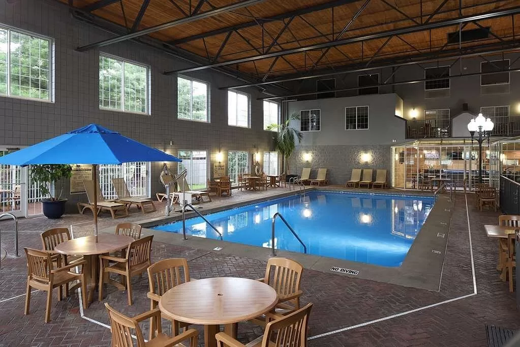 Binnenzwembad in het Hotel Hampton Inn Holland