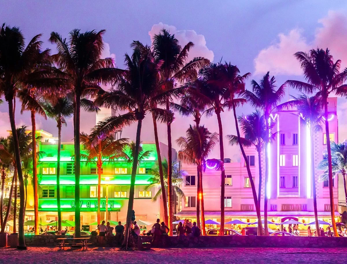 De kleurrijk verlichte gevel van hotel Avalon in Miami South Beach