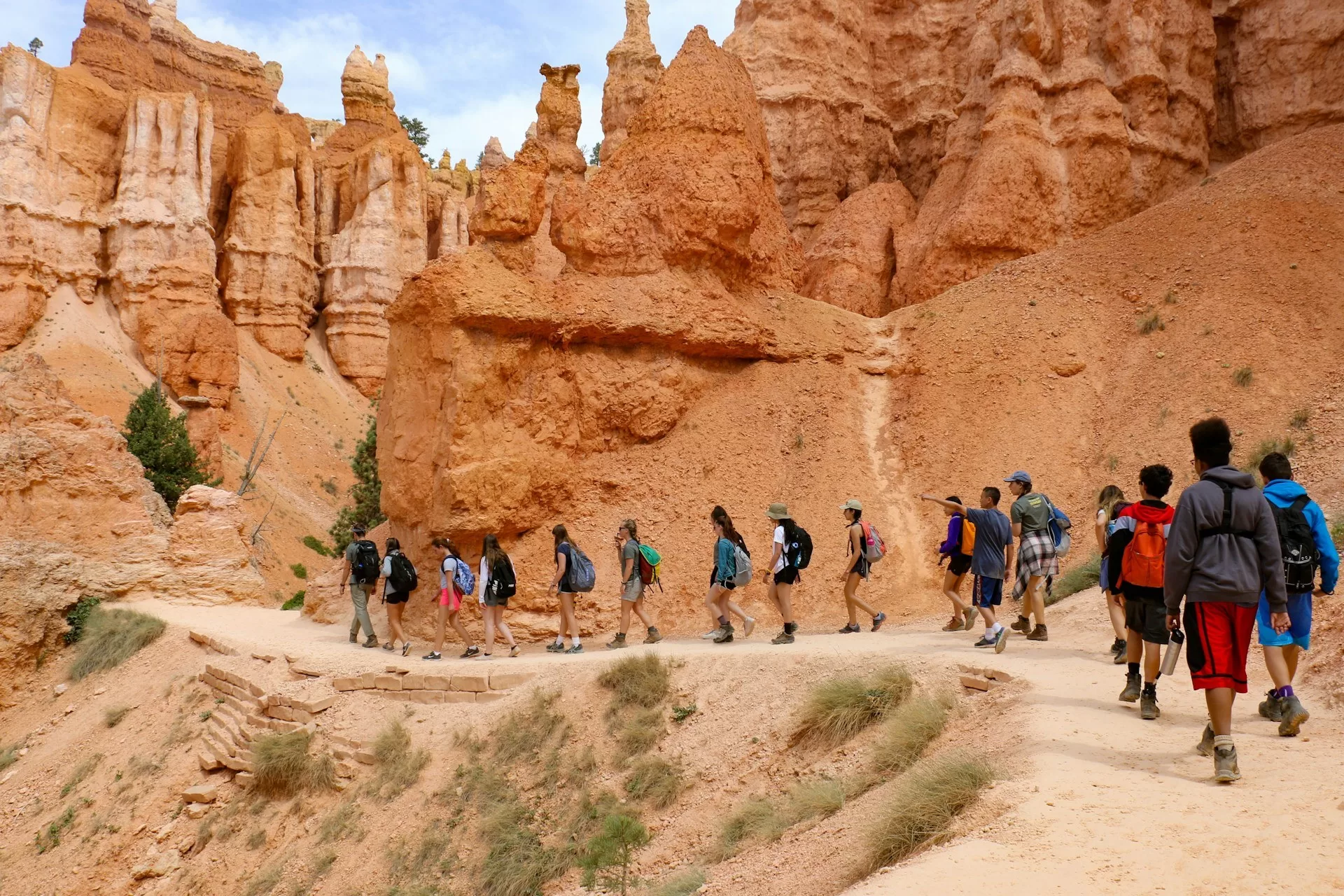 Een groep wandelaars loopt achter elkaar op een wandelpad in Bryce Canyon National Park