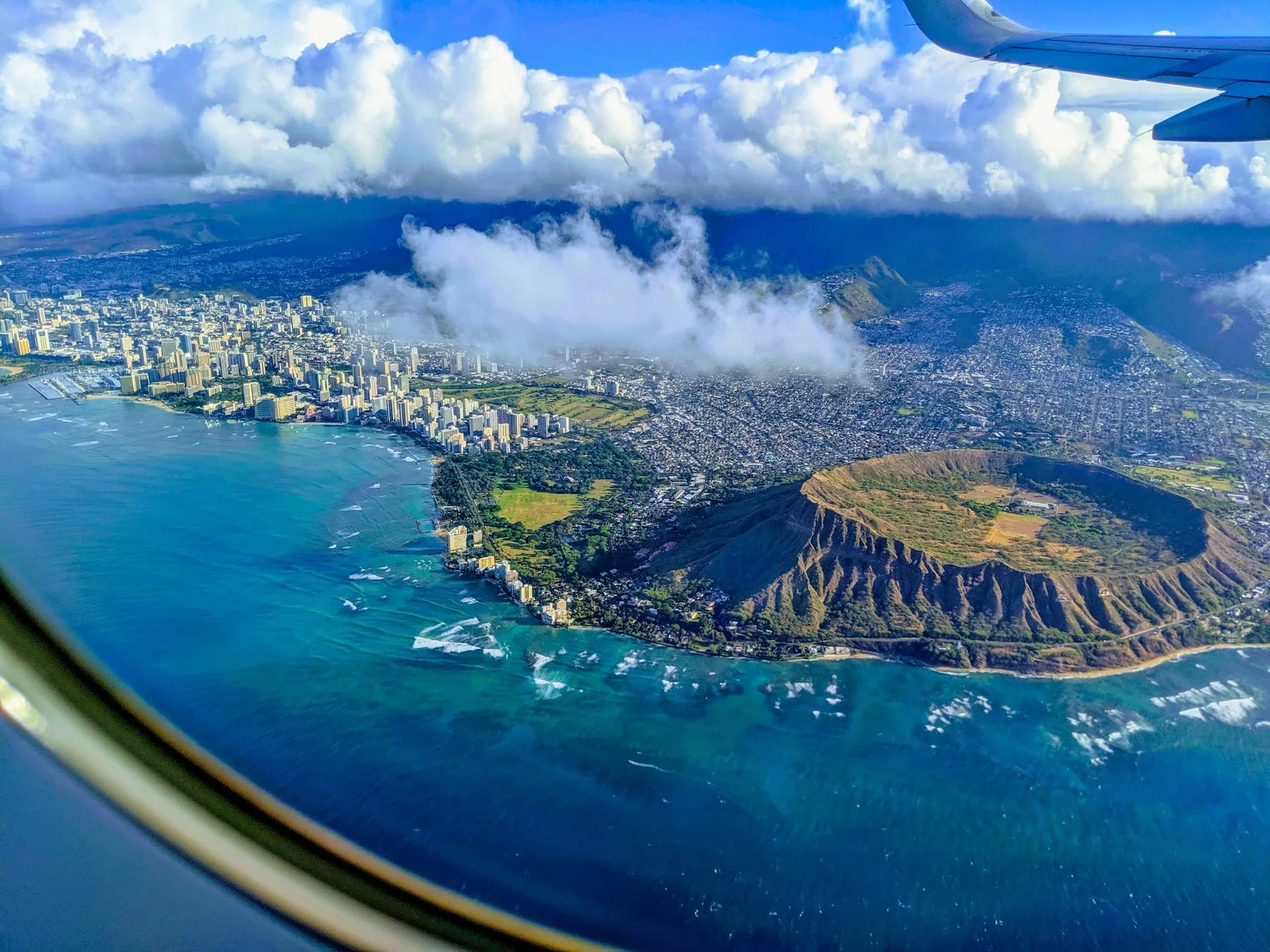 Uitzicht over de Diamond Head krater in Waikiki vanuit een vliegtuig