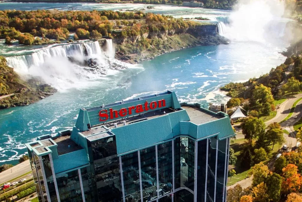 Een luchtfoto van het Sheraton Fallsview naast de Niagara Falls