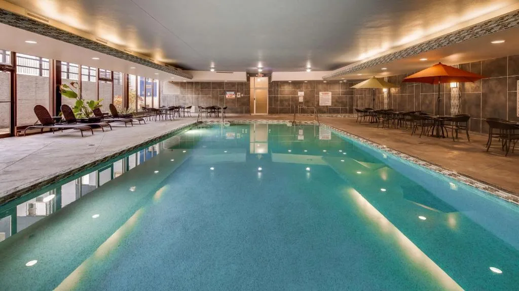 Binnenzwembad bij het Best Western Plus Milwaukee West