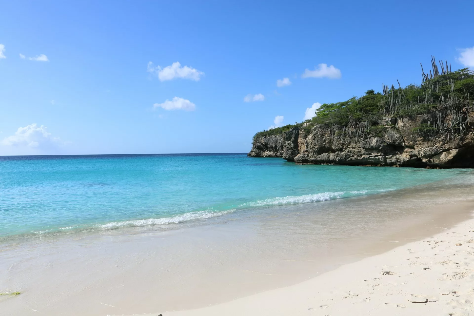 Het witte zand en helderblauwe water van 'Grote Knip' op Curaçao