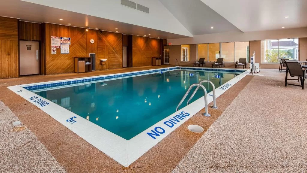 Binnenzwembad van het Best Western Sault Ste Marie