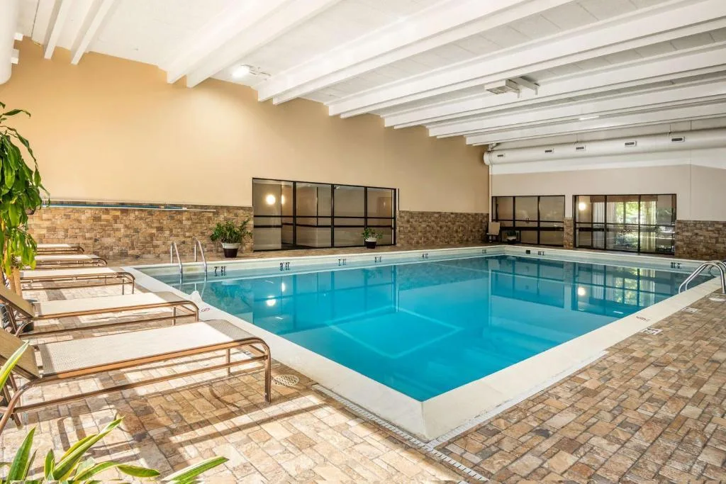 Binnenzwembad van het Best Western Hospitality Grand Rapids