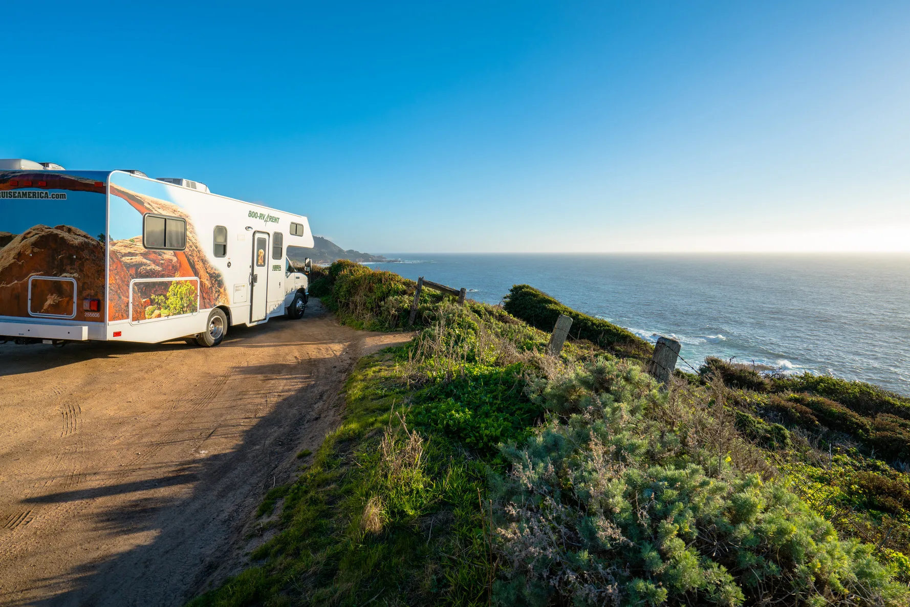 Camper van Cruise America op een uitkijkpunt aan de Highway One in Californië