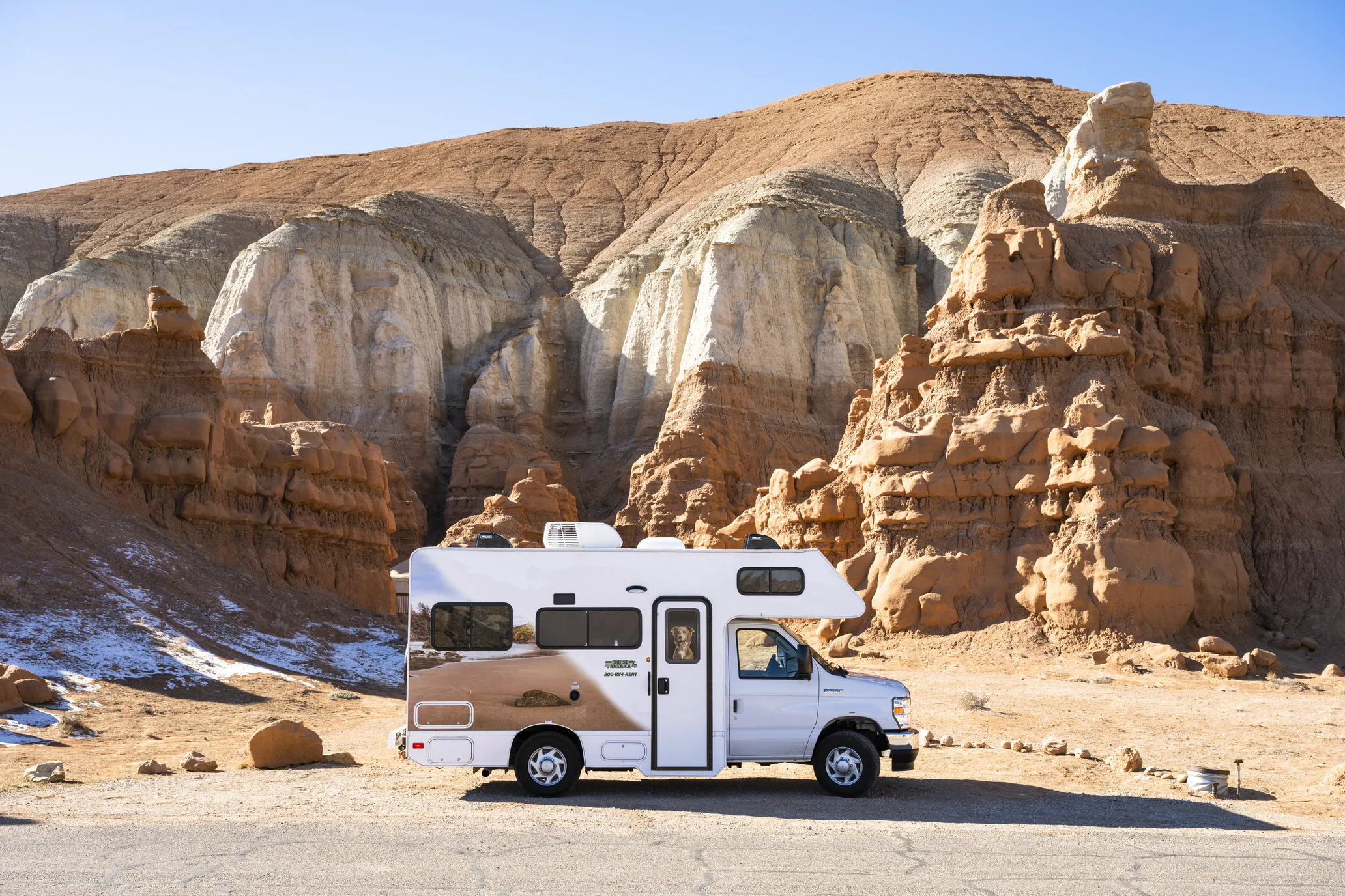 Cruise America camper geparkeerd voor de rotsformaties van Capitol Reef National Park West Amerika