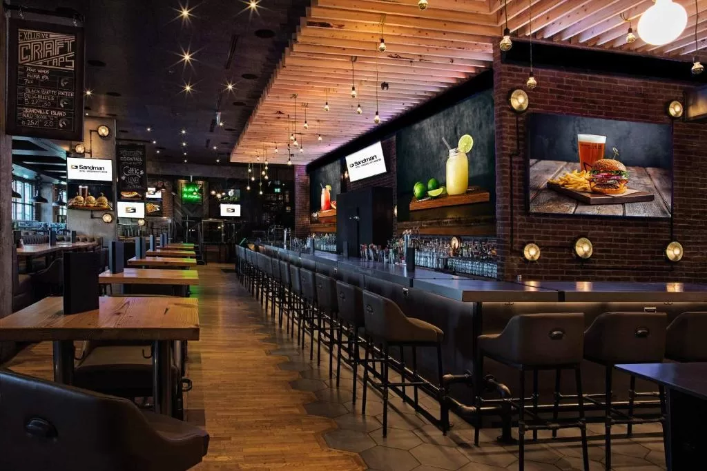 Bar/restaurant in het Hotel Sandman Downtown