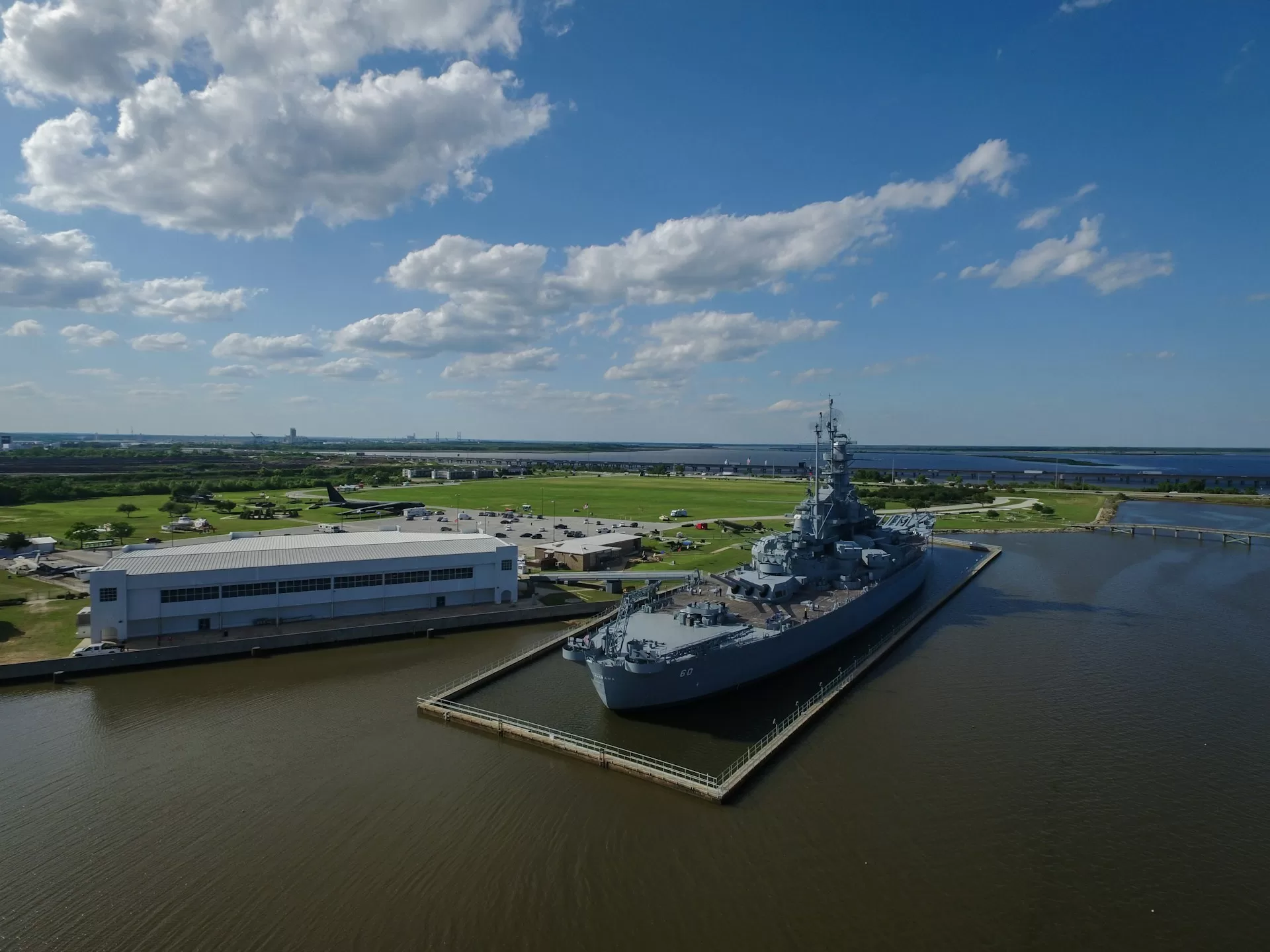 Luchtfoto van het USS Alabama Battleship Memorial Park in Mobile