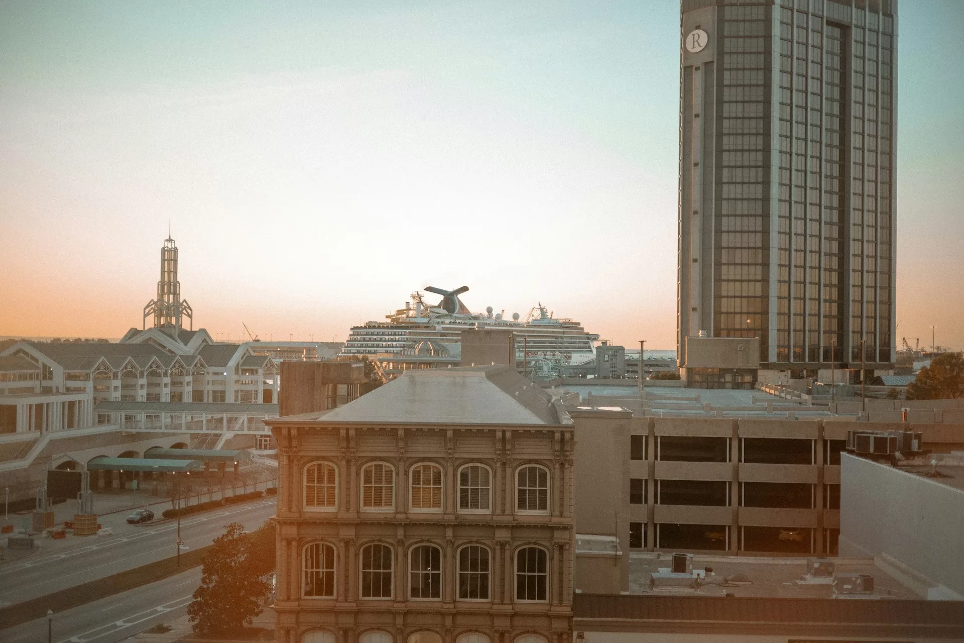 De Cruiseterminal in Alabama met op de achtergrond een cruiseschip in de Alabama Bay