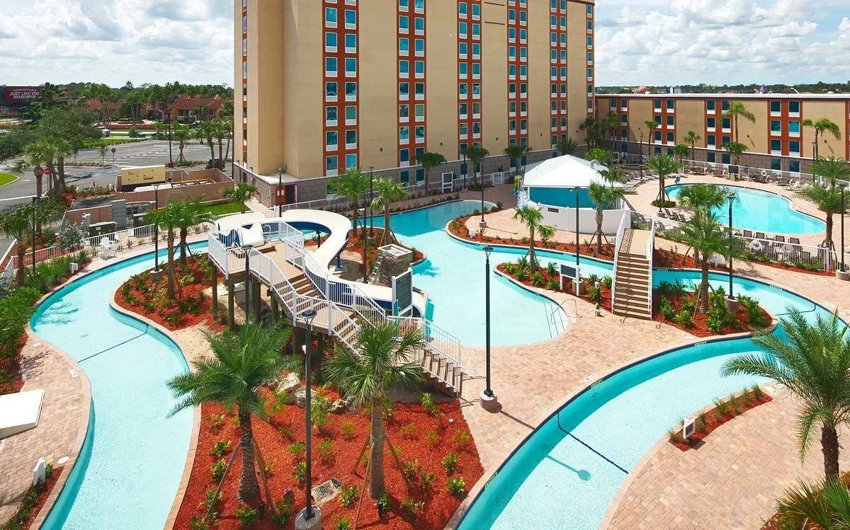 Luchtfoto van het buitenzwembad en lazy river bij het Hotel Red Lion Orlando