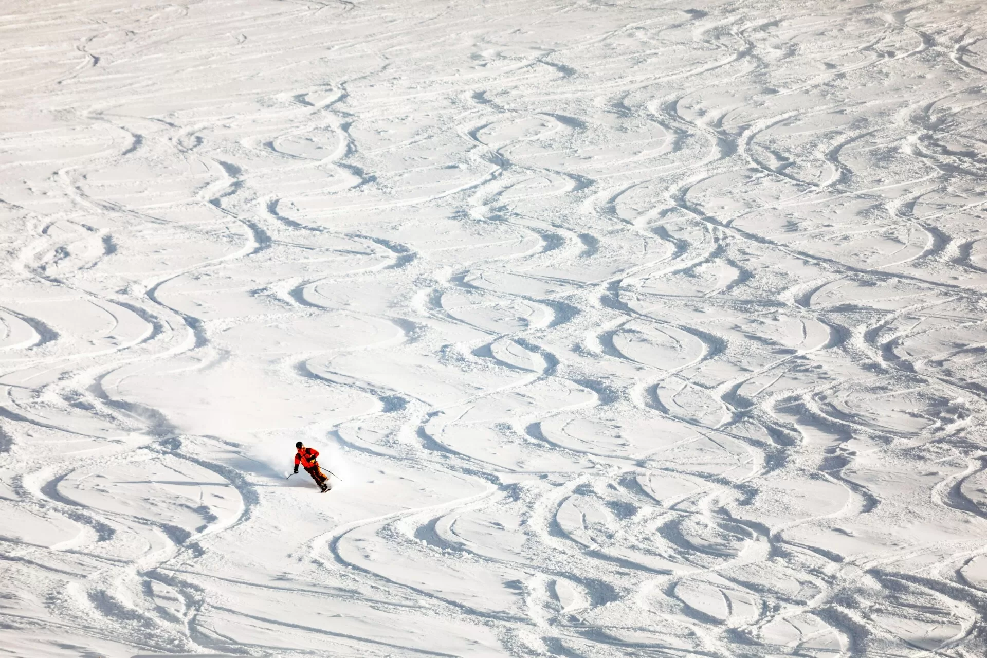Een skiër op een piste in Banff, Alberta