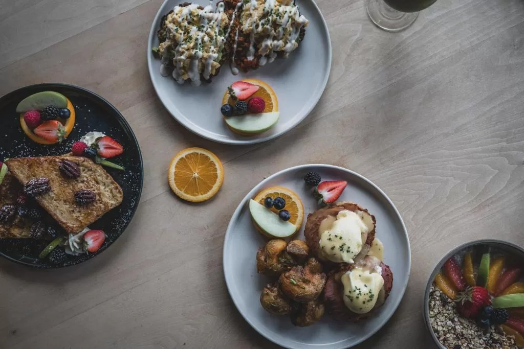 Eten in het restaurant van het Hotel Black Rock Oceanfront Resort