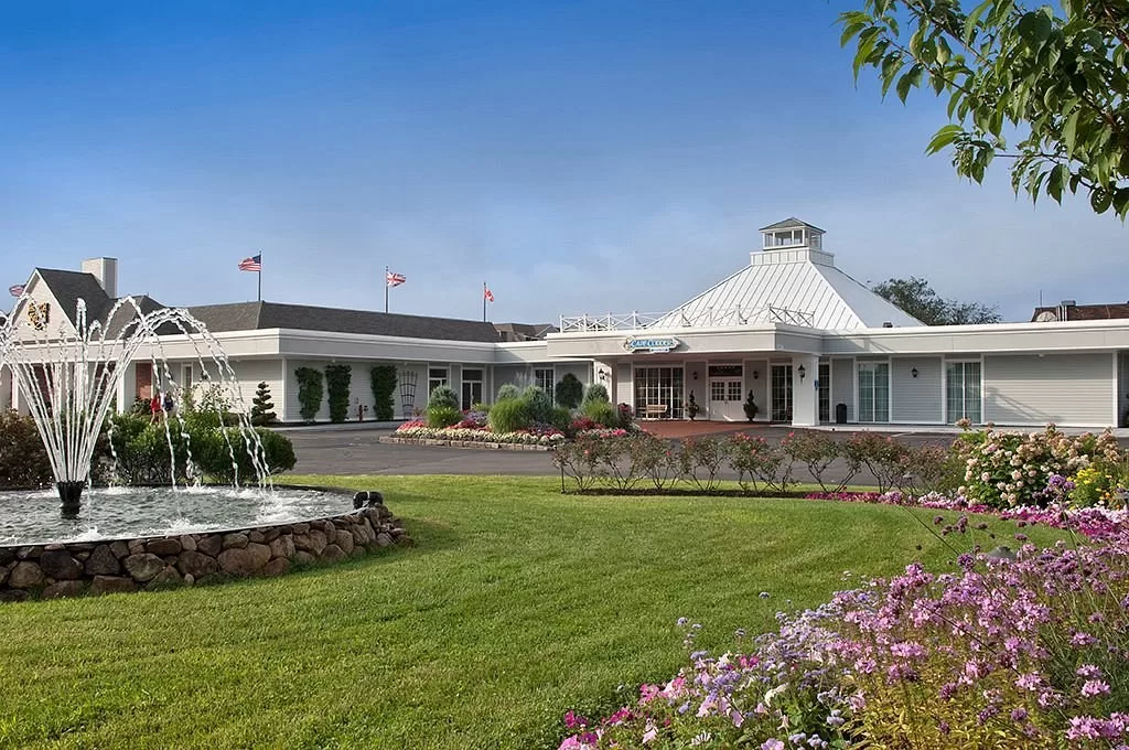 Exterior van het Hotel Cape Codder Hyannis