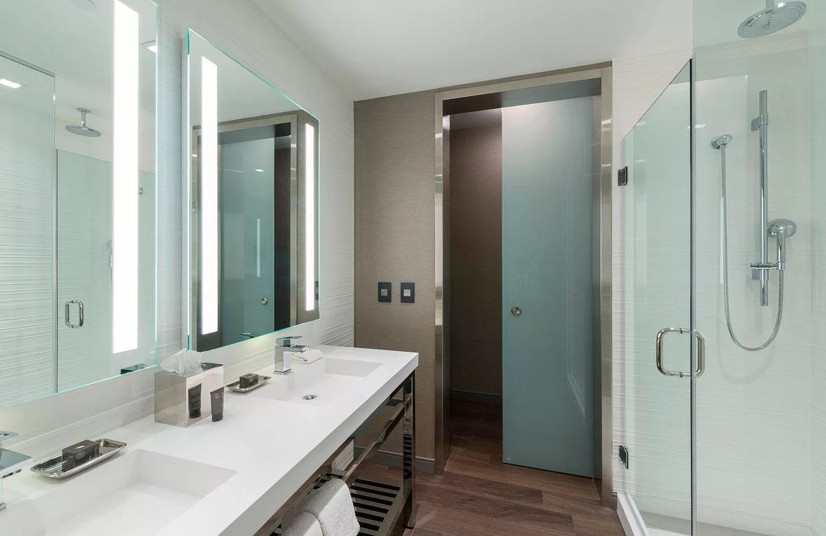 Badkamer in een hotelkamer in het AC Boston