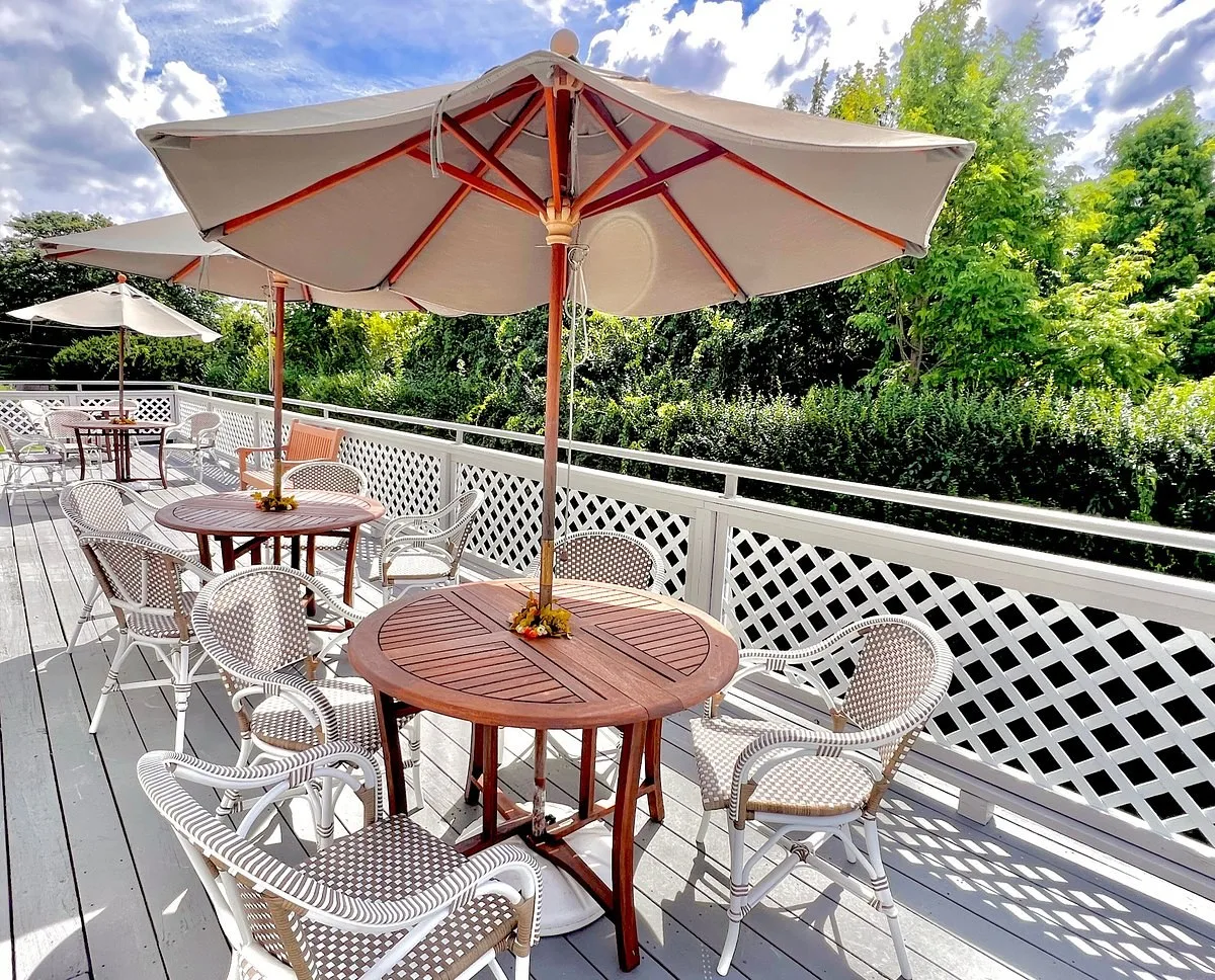 Terras met tafels en parasols bij het Hotel The Carriage House Inn Newport