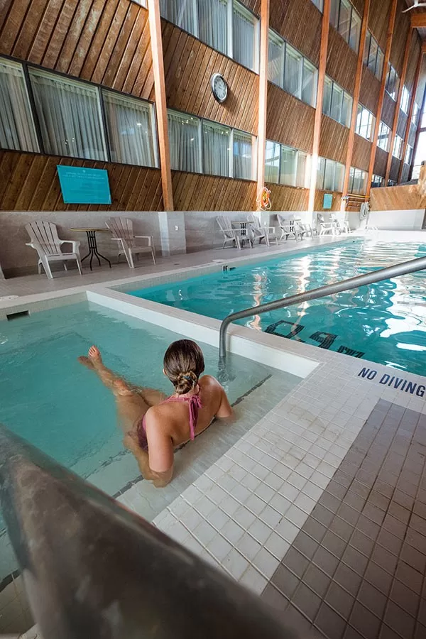 Binnenzwembad met jacuzzi bij het Hotel Lake Louise Inn