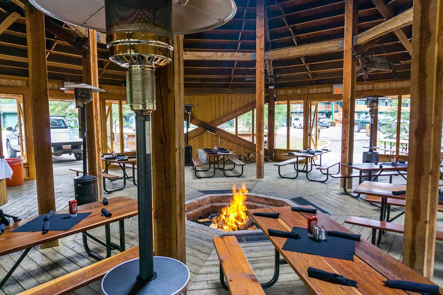 Picknicktafels om een kampvuur heen in het Hotel Lake Louise Inn