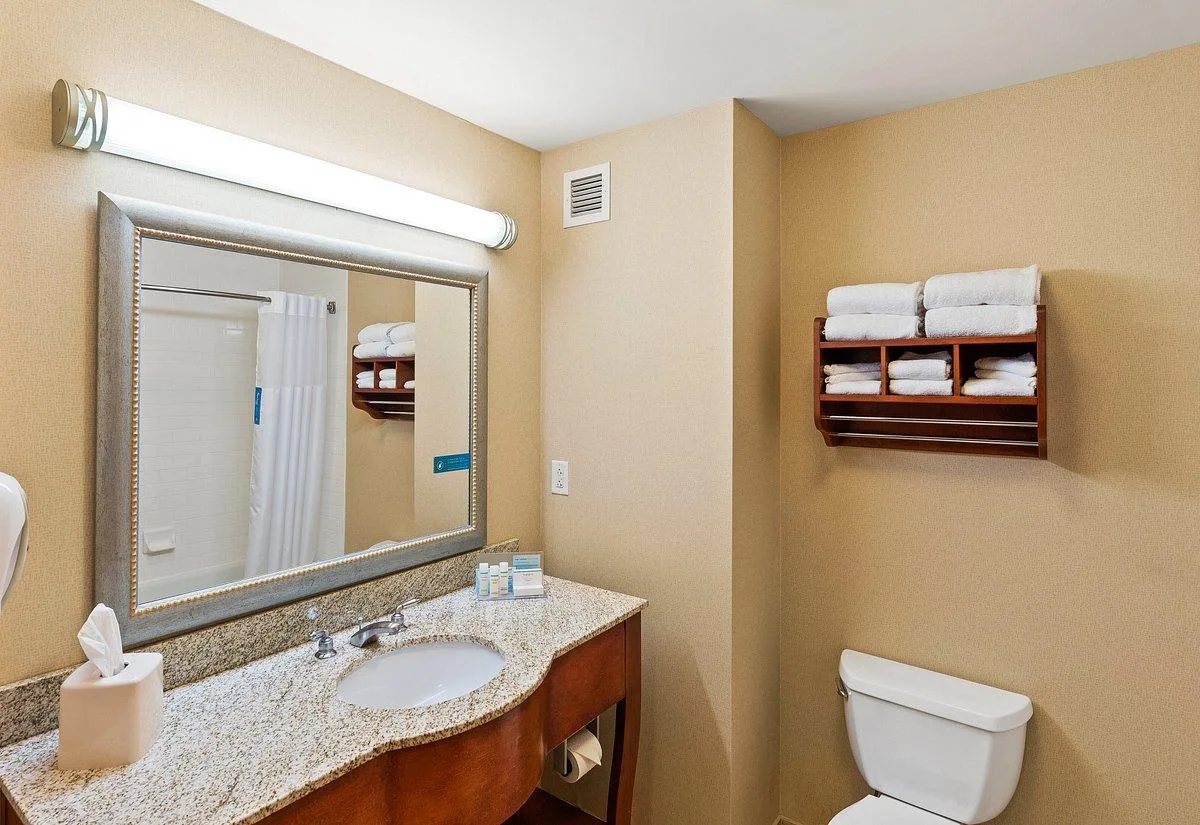 Badkamer in een hotelkamer in het Hotel Hampton Inn Suites Mystic