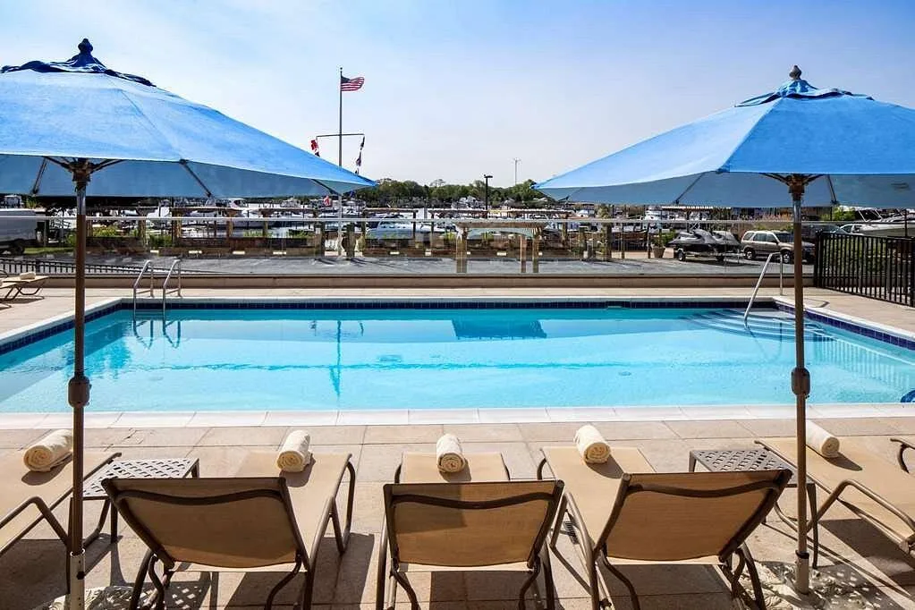 Loungestoelen aan het buitenzwembad van het Hotel Hyatt Place Long Island East End